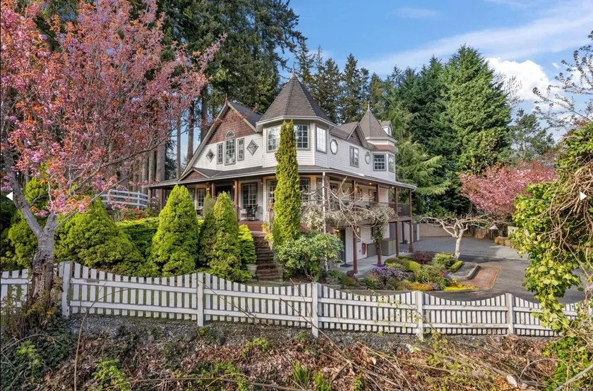 Charming contemporary suite in Ladysmith BC - Image 1