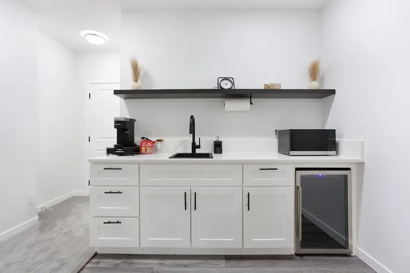 1 bedroom basement Suite in Calgary - Image 1