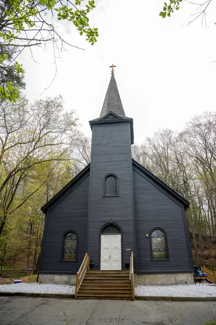 Berkshires Black Abbey - Ski Butternut - Image 1