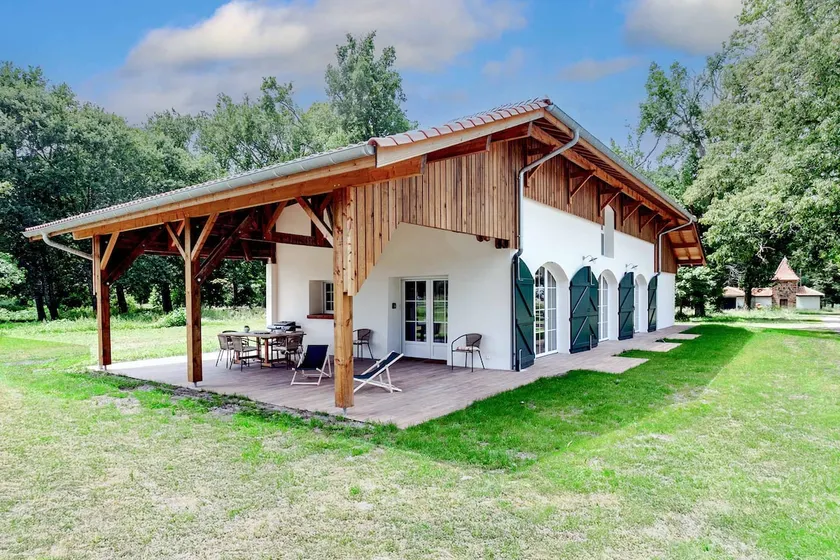 Large forest cottage by the lake, 15 min ocean - Image 1