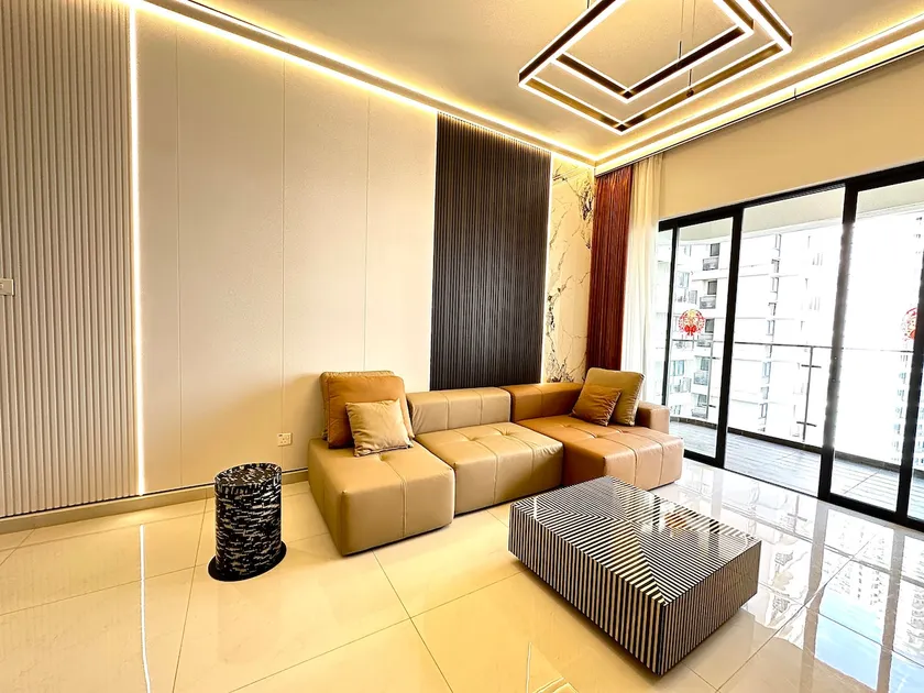 Deluxe 3 Bed 3 Bath Apartment - Image 1