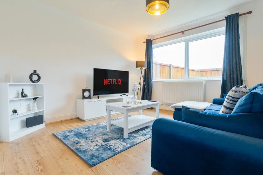 Charming City Centre House for Work and Comfort - Image 1