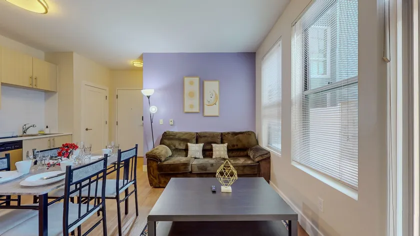 Stylish Home with Free Parking - Image 1