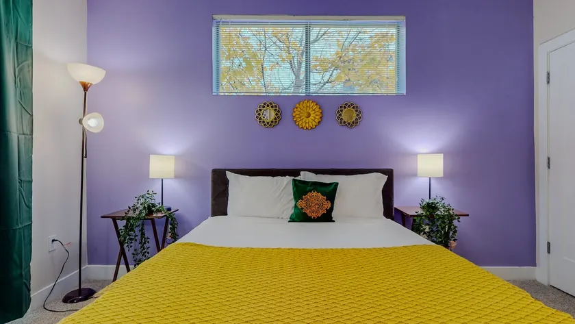 Stylish Home with Free Parking - Image 1