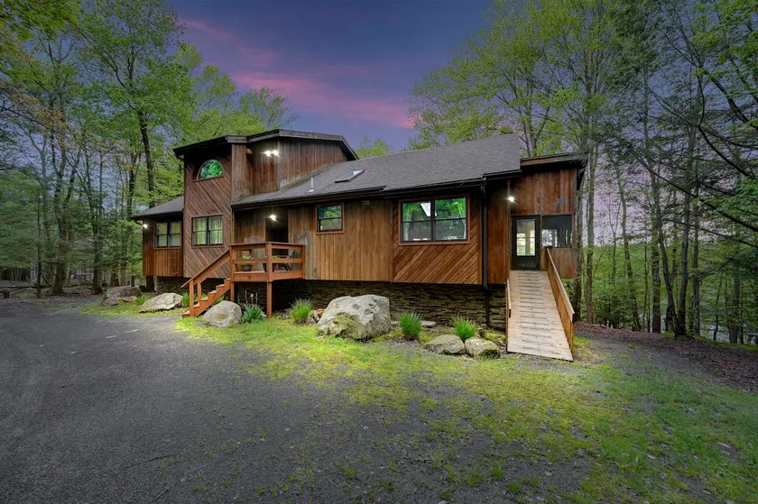 Cozy house in Poconos with hot tub, king bed - Image 1