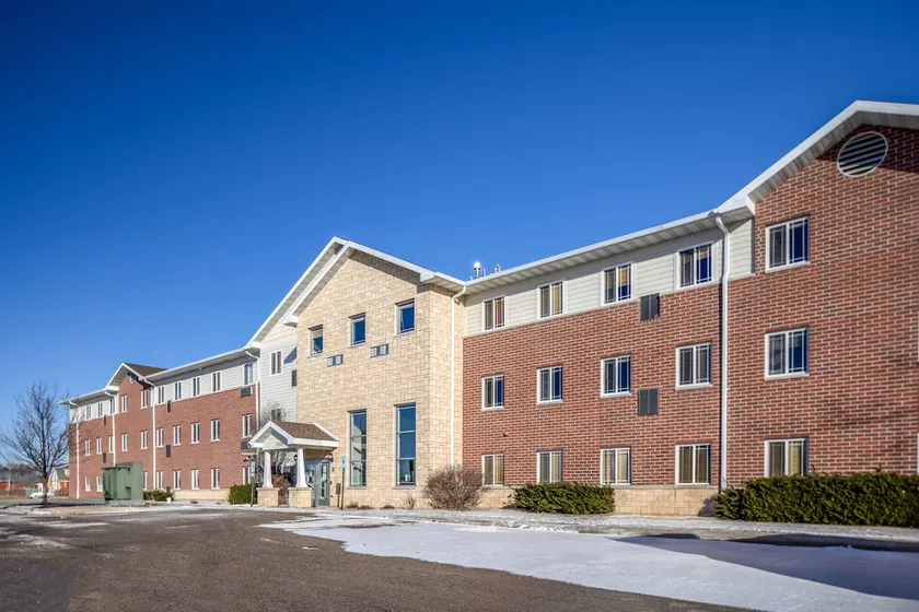 4 BR Apartment in Menasha 104 - Image 1