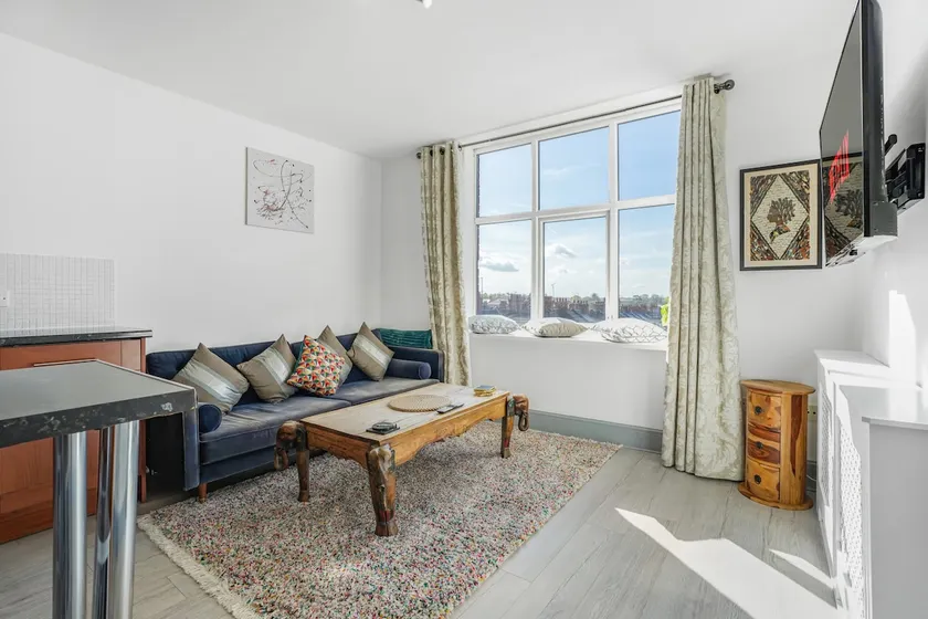 Spacious Penthouse apartment - Private Parking - Image 1