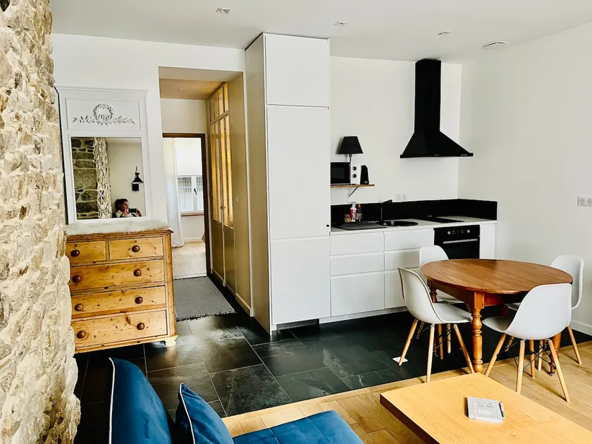 Luxurious 2-bedroom hypercenter + Parking - Image 1
