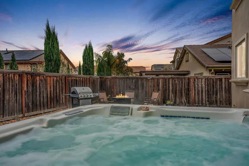Napa Wine Country Hot Tub/Arcade/Pool Table Fun 5B - Image 1