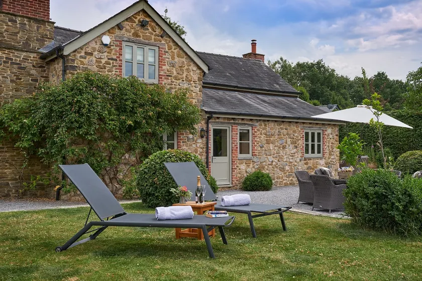 Garden, parking, shared games room, dogs welcome - Image 1