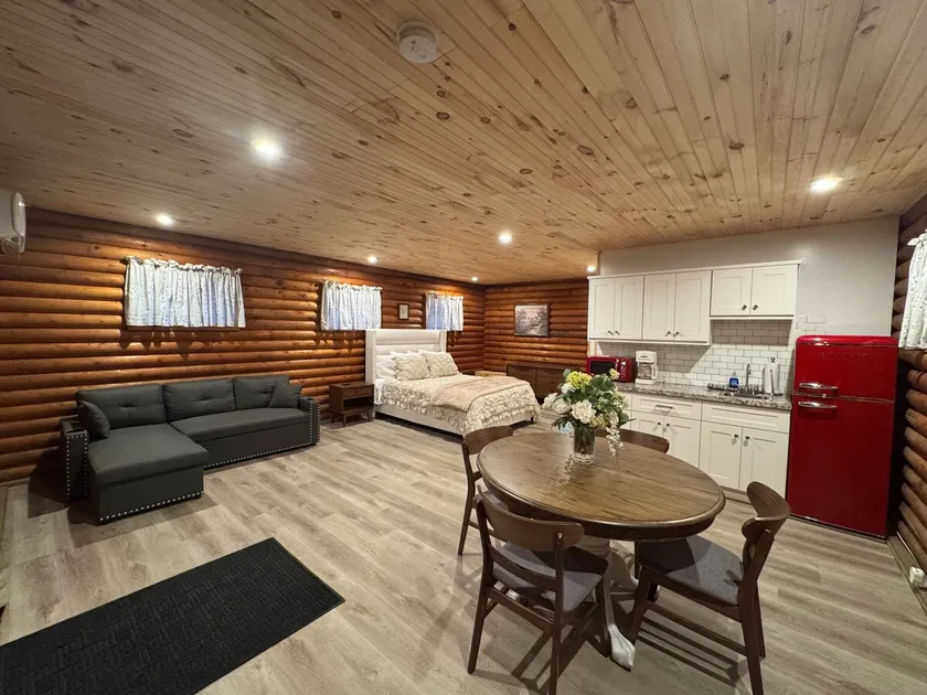 The Love Shack Log Cabin - Image 1