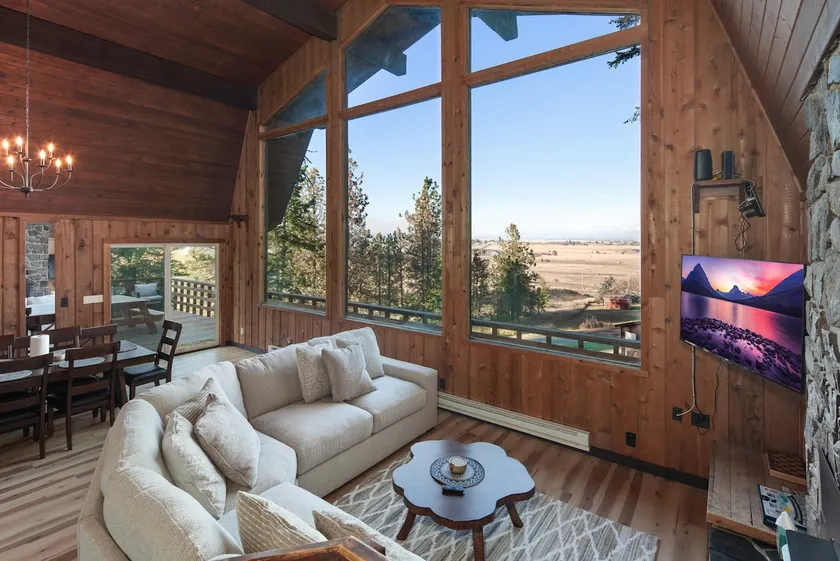Spacious Mountain View Retreat - Image 1