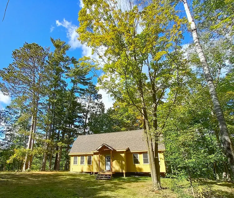 Cozy Woman Lake Woodland Cabin - Image 1