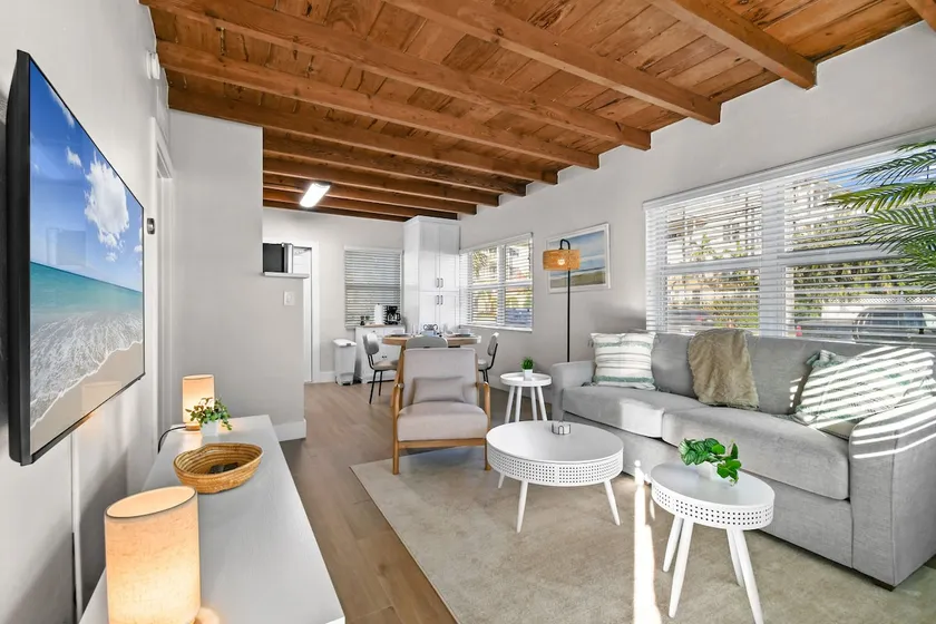 Beachside Bliss Apt#1 1Bed / 1B - Image 1