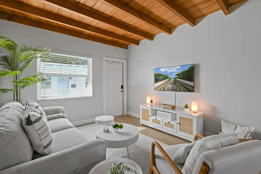 Serene Beachside Apt #5 2 Bed/1B - Image 1