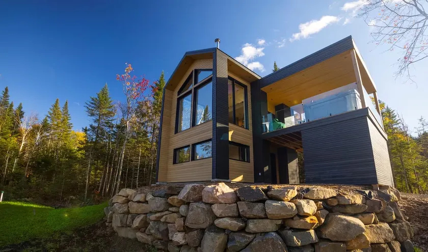 NØRR – King Beds, Hot Tub and Mountain Views - Image 1