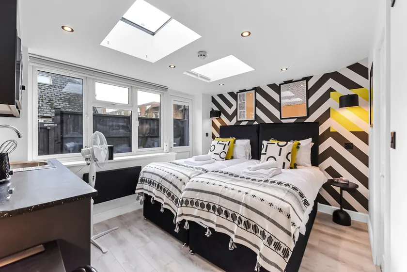 Experience London in a Unique & Vibrant Studio - Image 1