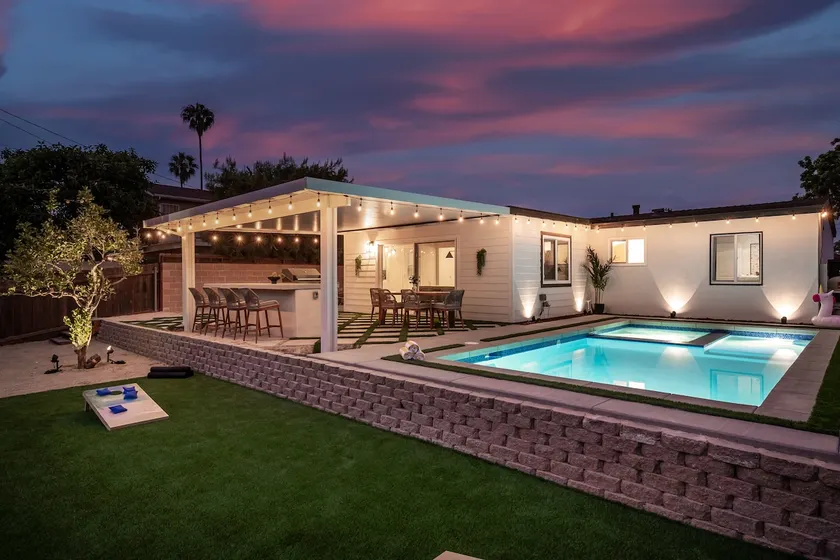 Bay Ho~Mins to Beach~Hottub~Heated Pool~Firepit - Image 1