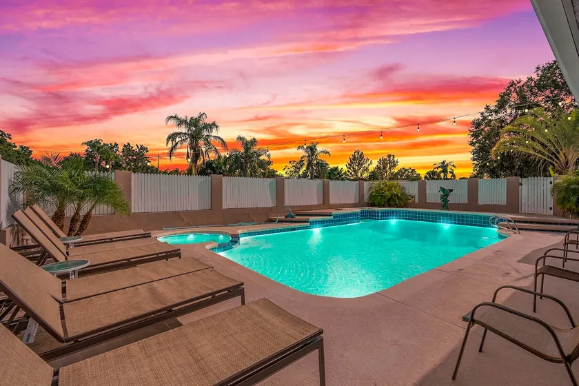 Retro Waterfront - Pool & Hottub, Tiki Bar & Dock - Image 1