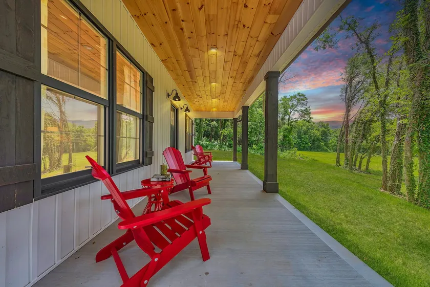 Private River * Hot Tub*Fire Pit*Fishing*10 Acres - Image 1