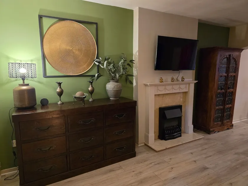 Spacious modern house w 2x bathrooms and parking - Image 1