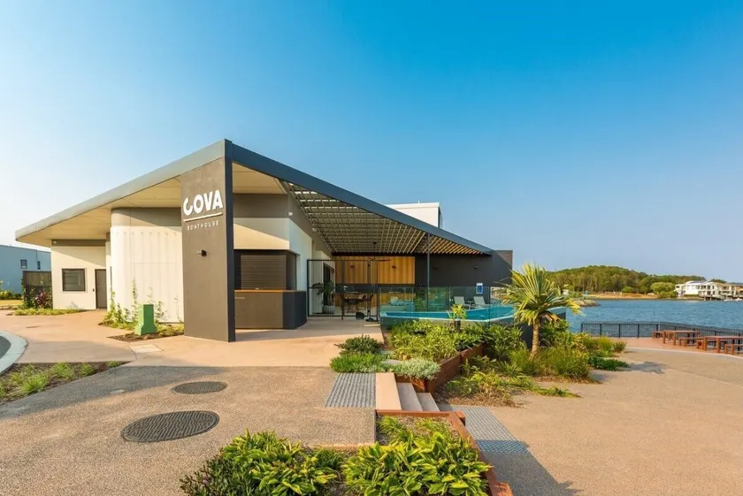 3B Villa in Central Hope Island - Image 1