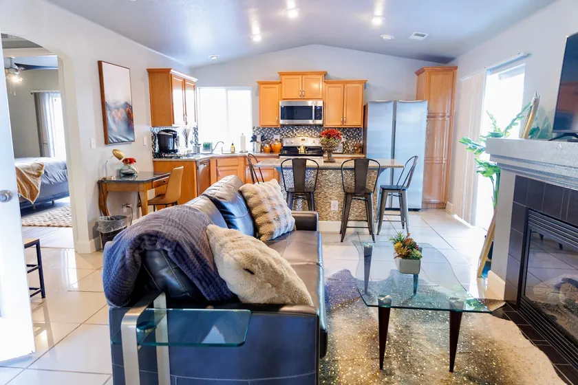 2 bed king/queen entire home min. to Den Airport - Image 1