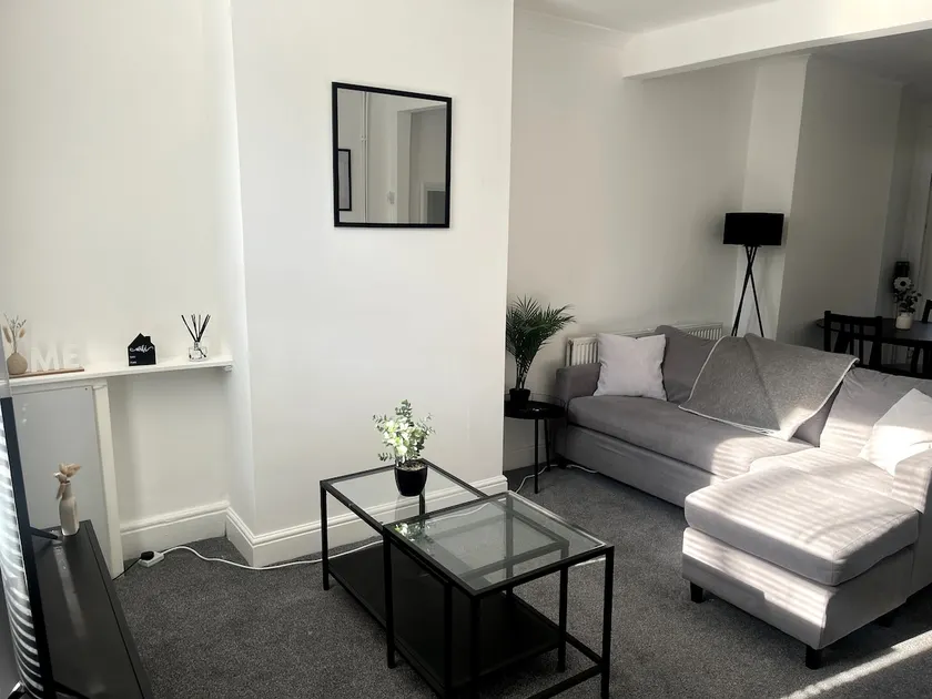 Cosy 2-Bed Home - Central Location Near Town & Train Station - Image 1