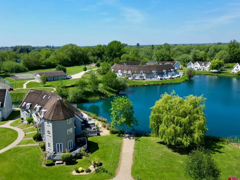 Pepperpot Lakeside Lodge on Isis & Windrush Lakes in the Cotswold Lakes - Image 1