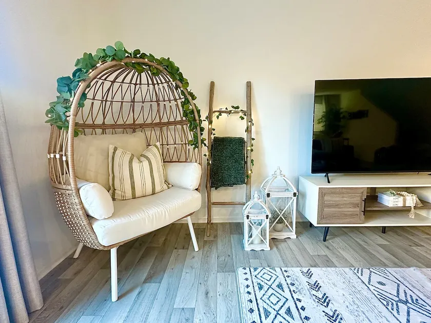 New Boho Home 15 min to Strip - Image 1