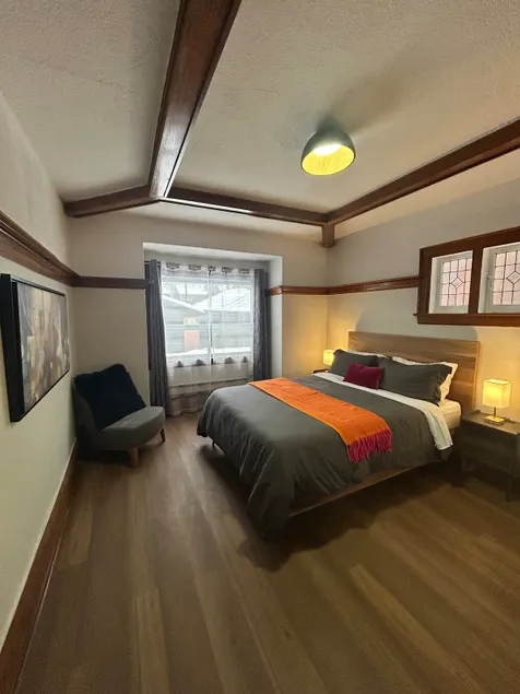 Self contained 1st floor suite 2 bedroom, parking. - Image 1
