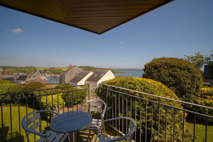 Two bed flat, sea view & parking - Image 1