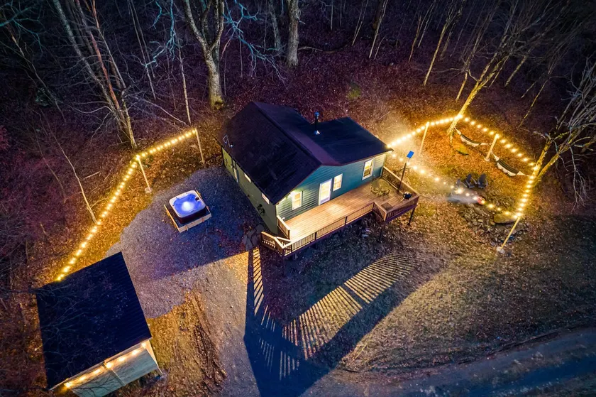 Park Line Cabin: Hot Tub, Cinema & Starry Skies - Image 1