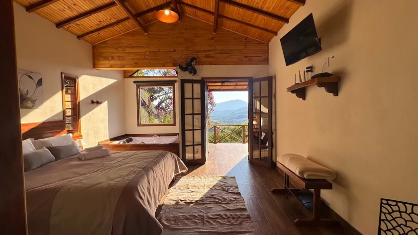 Romantic chalet with hydro and panoramic view - Image 1