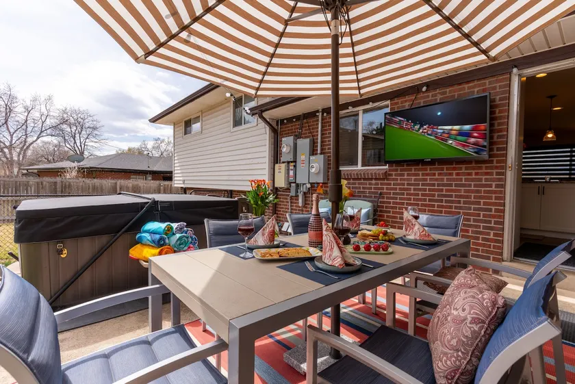 Hot tub, Outdoor TV, Gourmet Kitchen, King Beds - Image 1