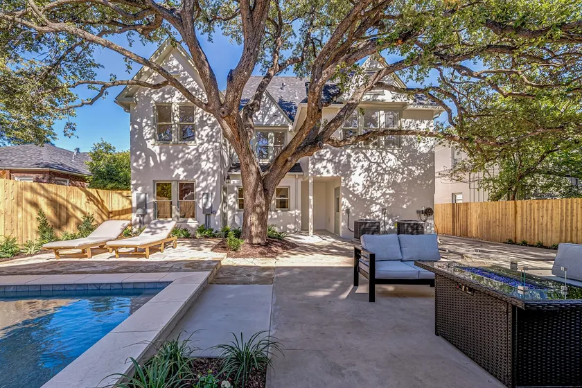 Under the Oak: A timeless retreat w/modern luxury - Image 1