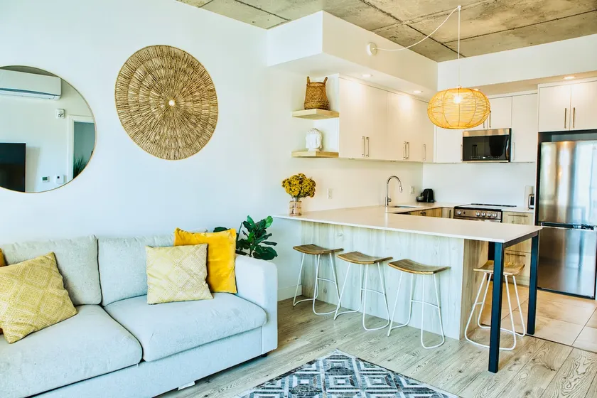 Le705 – Modern condo, pool and parking - Image 1