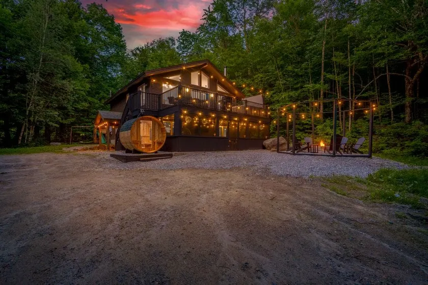 Ski Chalet 6 min to River • Hot Tub & Sauna - Image 1