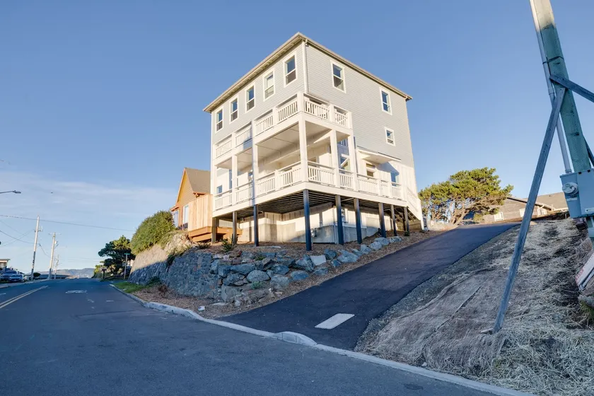 Ebb & Flow · Oceanview, Hot Tub, A/C, Sleeps 20 - Image 1