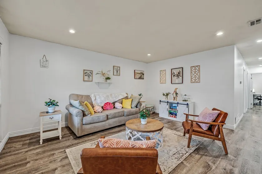 King Suite Gem/3 beds 2 baths/Large Yard - Image 1