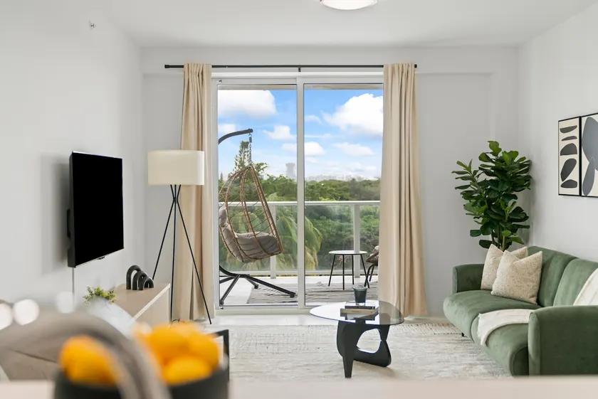 Hollywood Beach Penthouse Condo, Pool & Gym - Image 1