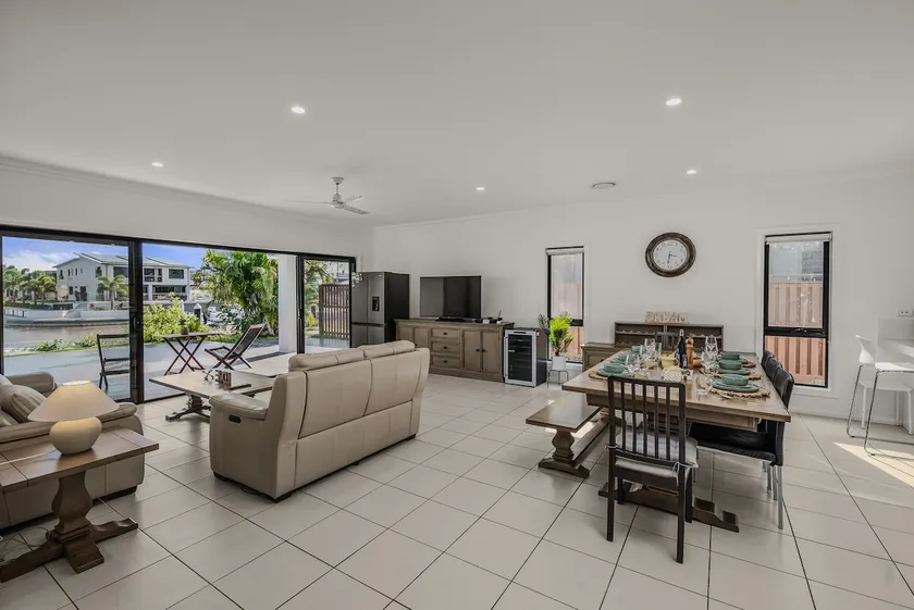 Scenic 5-Bed Riverview Classic & Relaxing Escape - Image 1