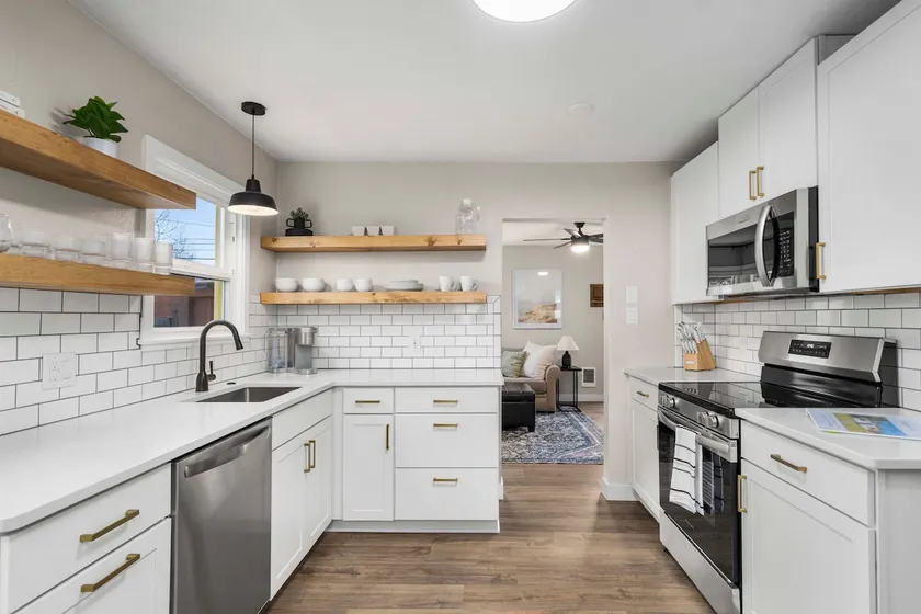Newly Renovated | Cozy 2 Bedroom House in Tacoma - Image 1