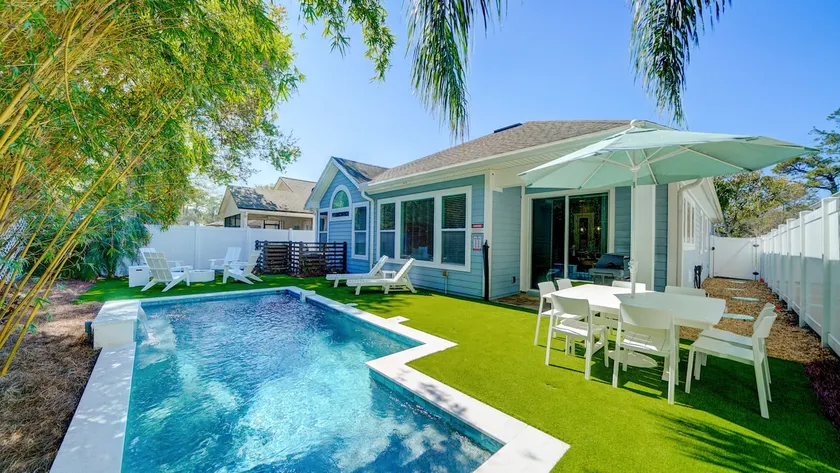 Luxe retreat w/heated pool+court 5 min to beach - Image 1
