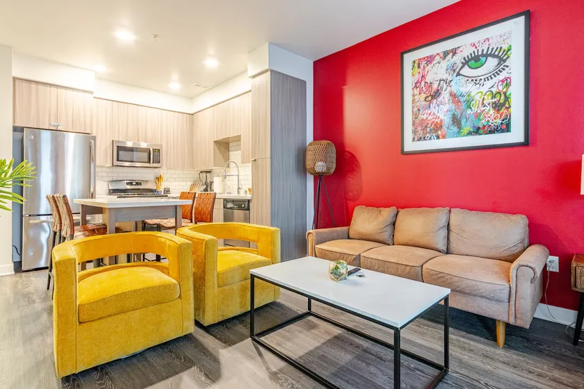 Chic & Colorful Apartment in Griffith - Image 1