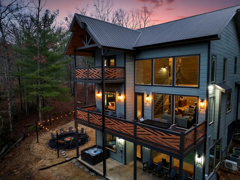 Mountain View Lodge, Heated Pool, HotTub, Fire Pit - Image 1