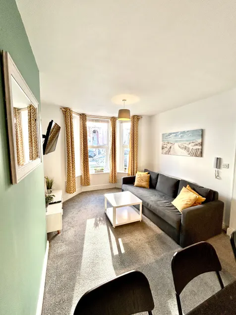 2 Bed House near Beach & Town Centre of Bournemouth - Image 1