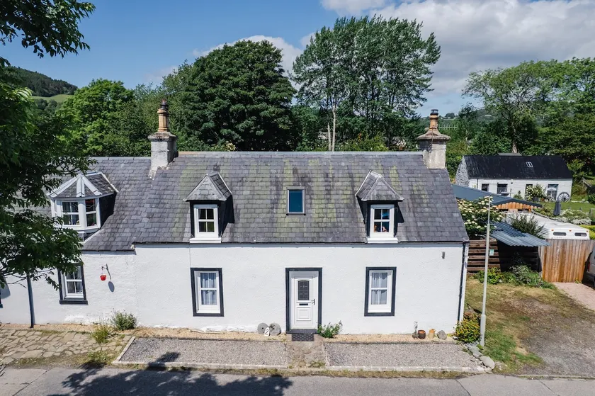 Traditional Highland Cottage Near Loch Ness - Image 1