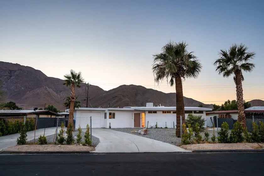 Entire Home Desert Views 15 mins to Downtown - Image 1