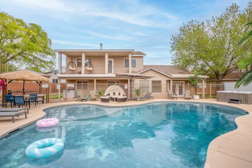 Zion's Poolside Paradise - Image 1